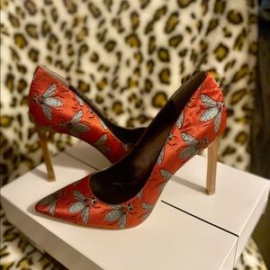 Nine West Unique Bee print pump
